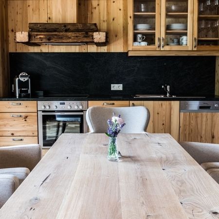 Esszimmertisch und Küche im Appartement Linke Leitn