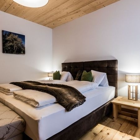 Gemütliches Schlafzimmer mit Doppelbett im Appartement Garten