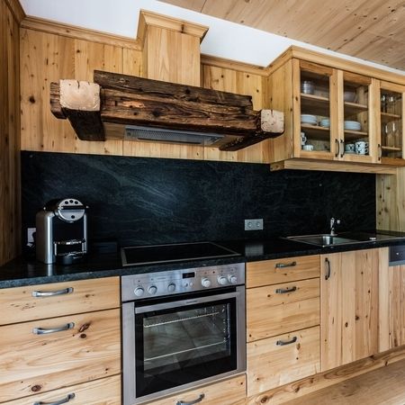 Moderne, gut ausgestattete Küche im Appartement Garten